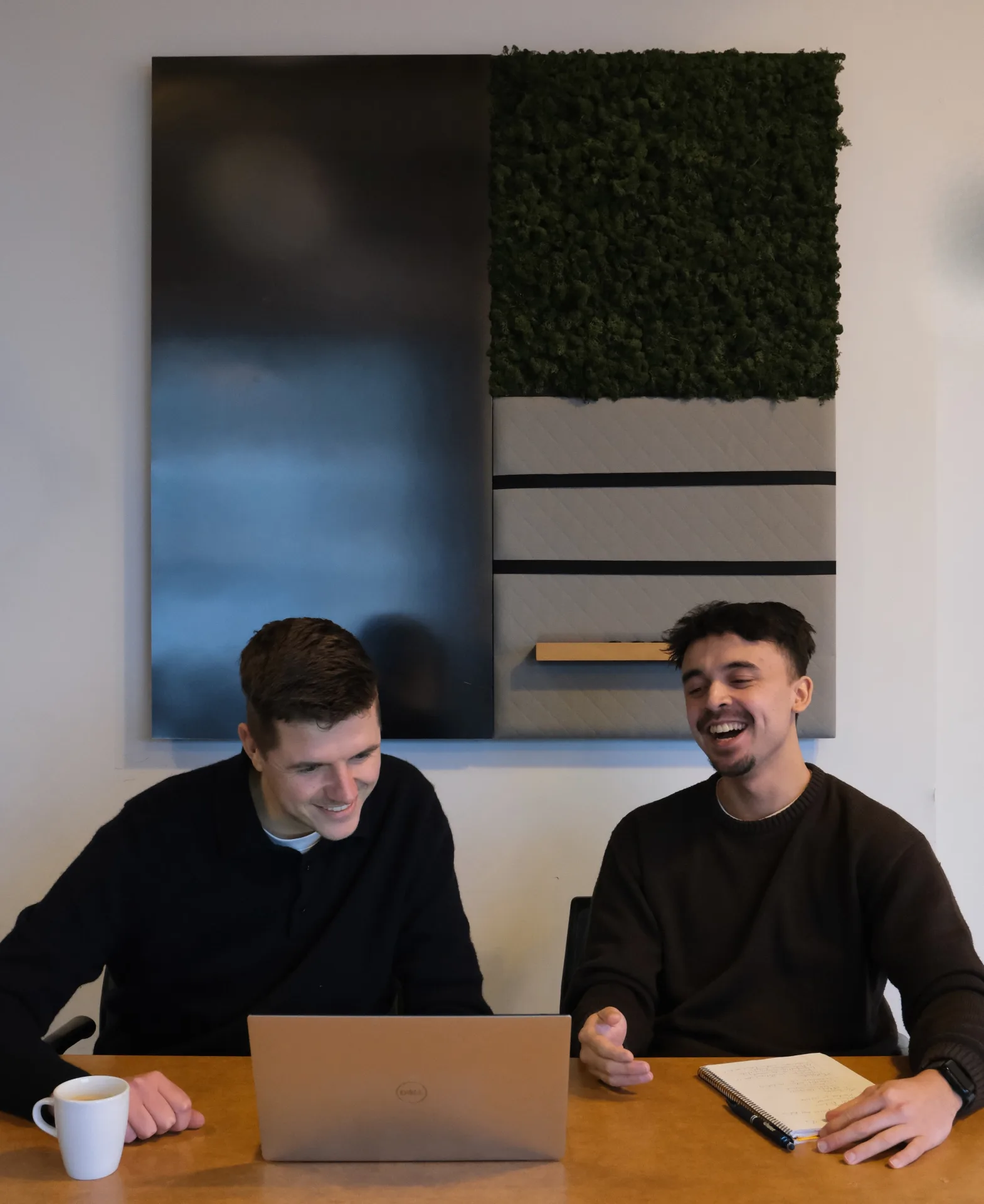 Bart en Didiet, oprichters van indruc, aan tafel achter een laptop.